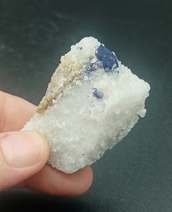 Lazurita sobre mármol