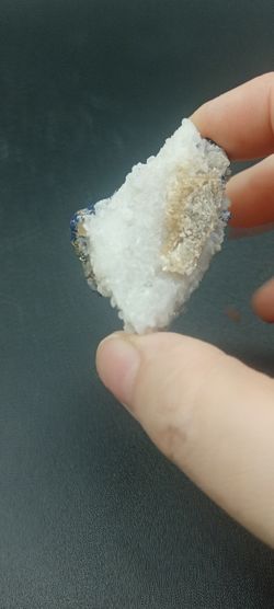 Lazurita sobre mármol