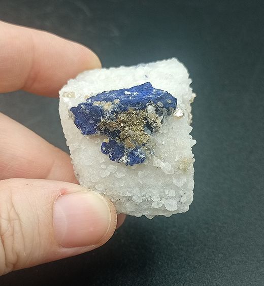 Lazurita sobre mármol