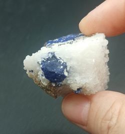Lazurita sobre mármol