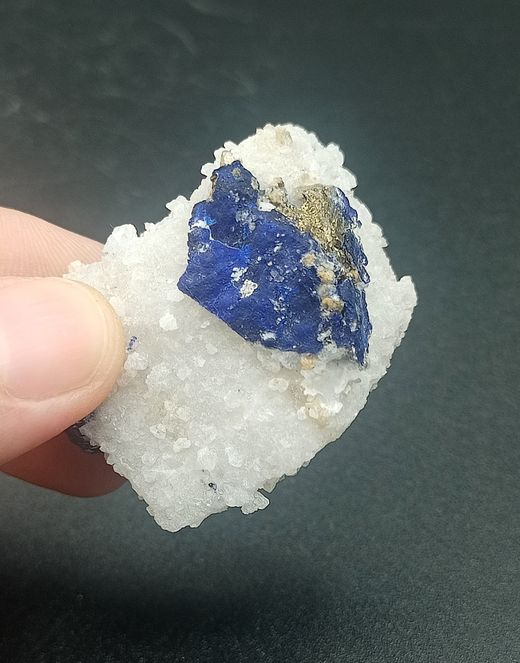 Lazurita sobre mármol