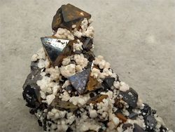 Magnetita con recubrimiento de Albita