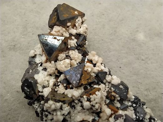 Magnetita con recubrimiento de Albita