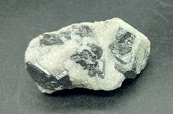 Magnetita cristales en grupo sobre matriz