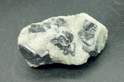 Magnetita cristales en grupo sobre matriz