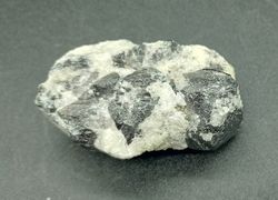 Magnetita cristales en grupo sobre matriz