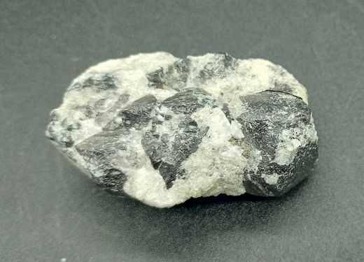 Magnetita cristales en grupo sobre matriz