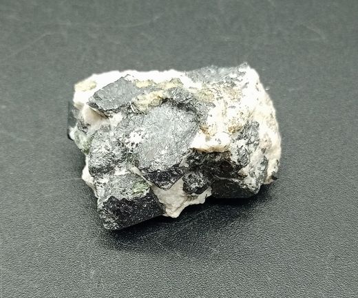 Magnetita (cristales en mármol)