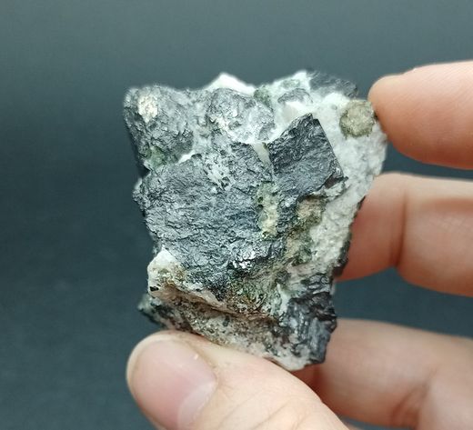 Magnetita (cristales en mármol)