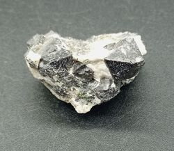 Magnetita (cristales en mármol)