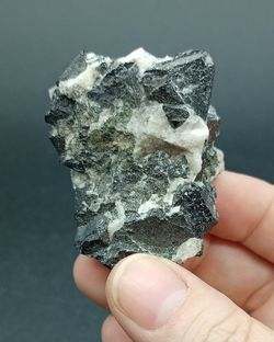 Magnetita (cristales en mármol)