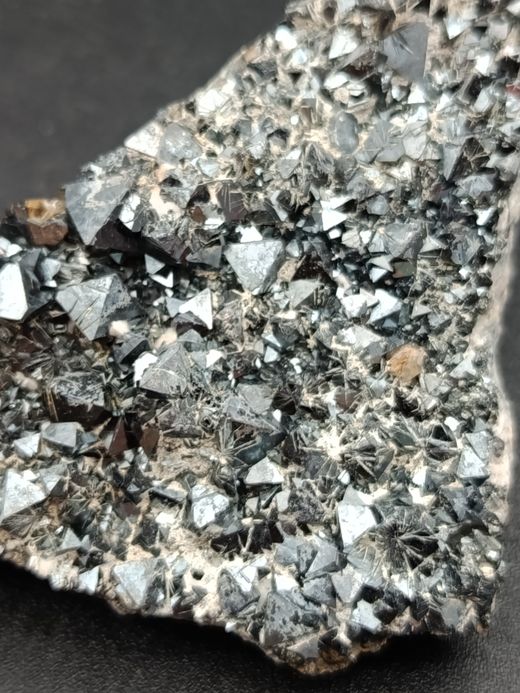 Magnetita cristales octaédricos en matriz