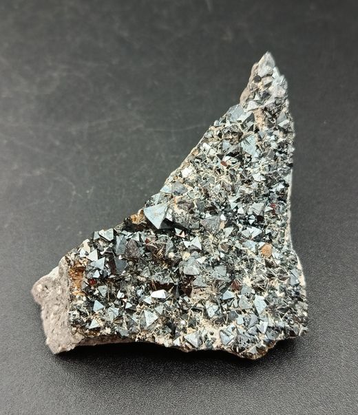Magnetita cristales octaédricos en matriz