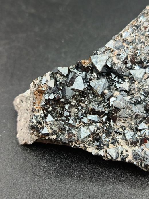 Magnetita cristales octaédricos en matriz