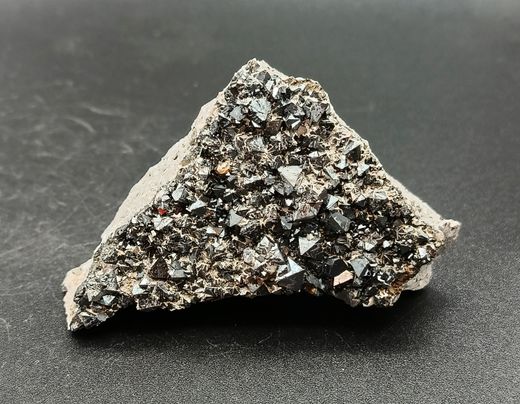 Magnetita cristales octaédricos en matriz