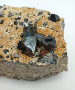 Magnetita cristalizada con Albita