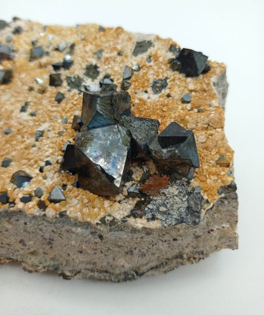 Magnetita cristalizada con Albita
