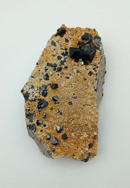 Magnetita cristalizada con Albita