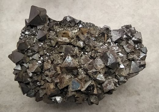 Magnetita grupo de cristales octaédricos