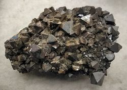 Magnetita grupo de cristales octaédricos