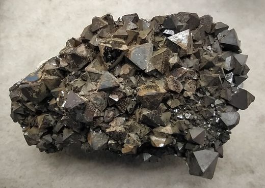 Magnetita grupo de cristales octaédricos