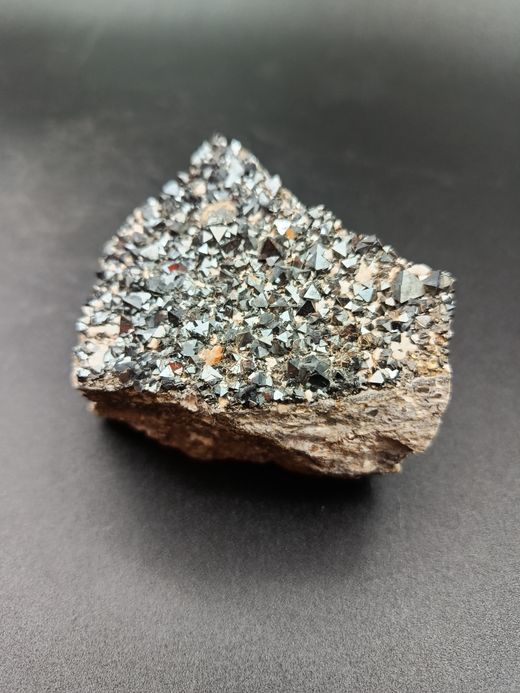 Magnetita grupo de cristales octaédricos