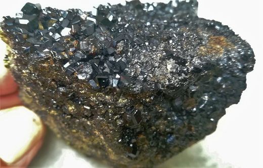 Melanito Granate negro cristales sobre matriz