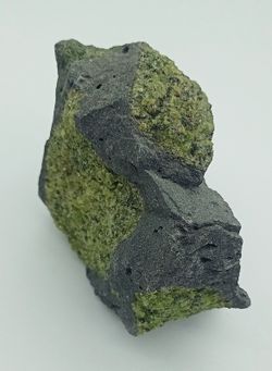 Olivino en bomba volcánica