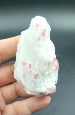 Espinela en Mármol
