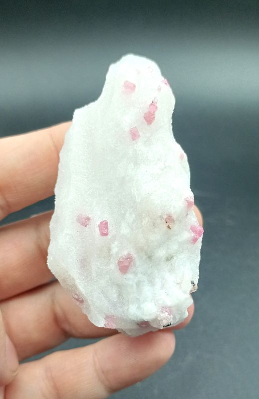 Espinela en Mármol