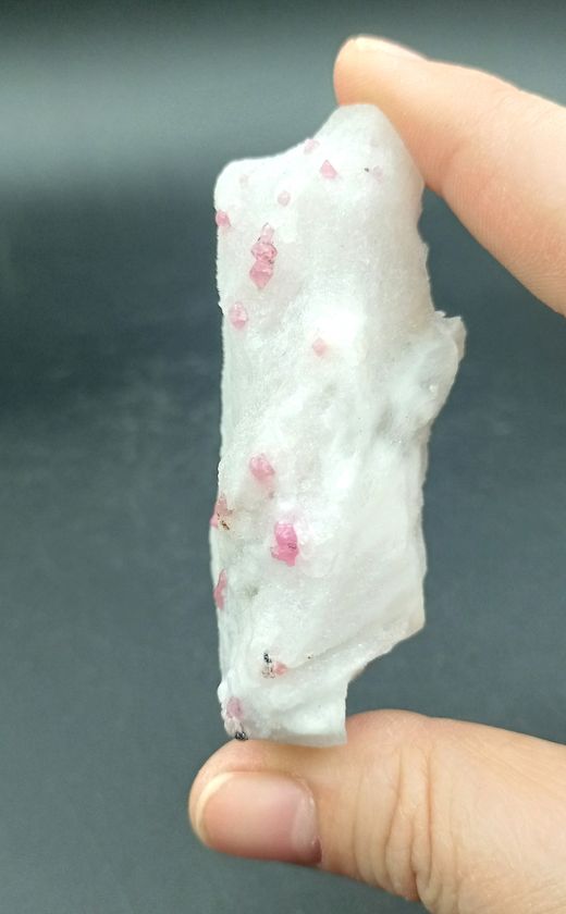 Espinela en Mármol
