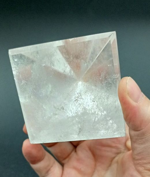 Pirámide de Cuarzo cristal 60x60