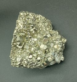 Pirita grupo de cristales