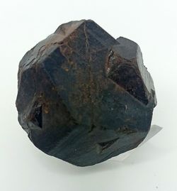 Pirita con Goethita conjunto de maclas Cruz de Hierro