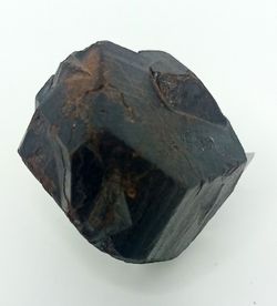 Pirita con Goethita conjunto de maclas Cruz de Hierro