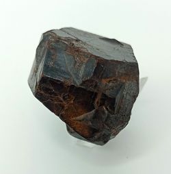 Pirita con Goethita conjunto de maclas Cruz de Hierro
