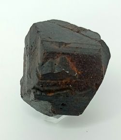 Pirita con Goethita conjunto de maclas Cruz de Hierro