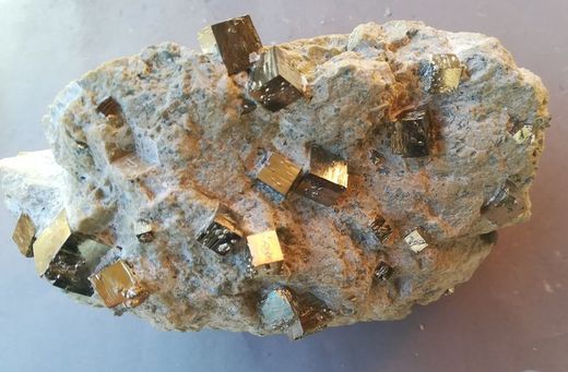 Pirita multitud de cristales cúbicos en matriz