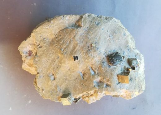 Pirita multitud de cristales cúbicos en matriz