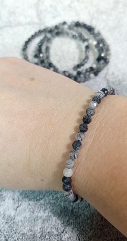Pulsera de Cuarzo turmalinado facetado en 4 mm