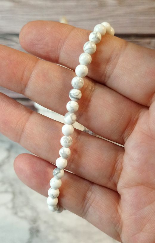 Pulsera de Howlita bola lisa 4 mm