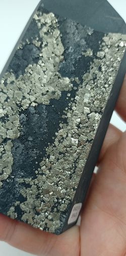 Punta de Shungita con Pirita