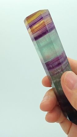 Punta pulida de Fluorita arcoíris