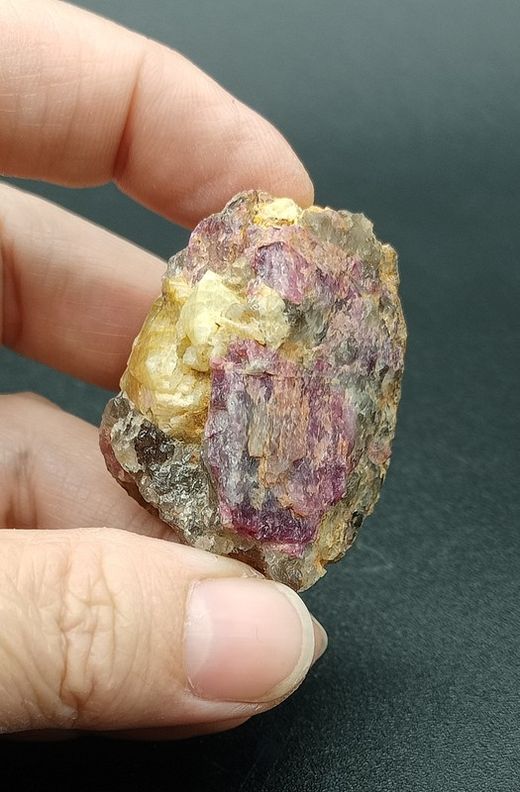Rhodizita en matriz