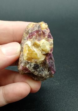 Rhodizita en matriz