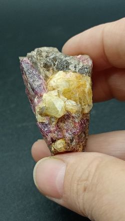 Rhodizita en matriz
