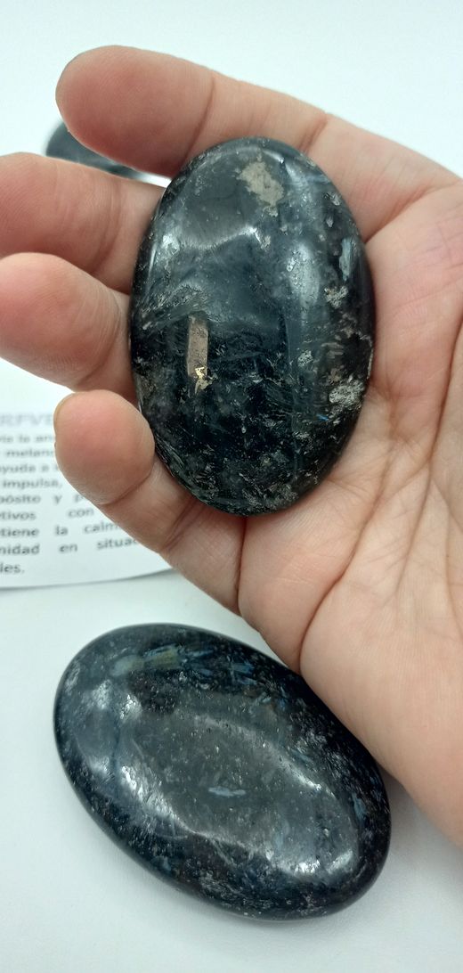 Rodado de Arfvedsonita XXL