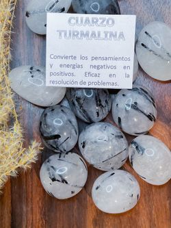 Rodado de Cuarzo con Turmalina