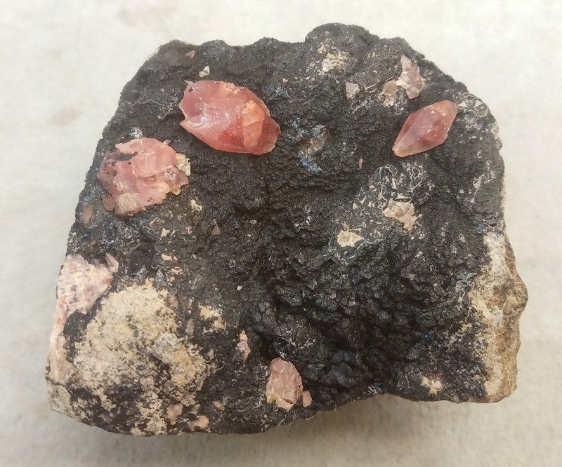 Rodocrosita cristales sobre matriz — litosphera