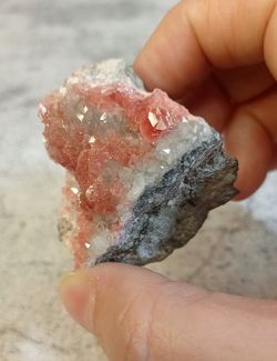 Rodocrosita en grupo de cristales sobre cuarzo
